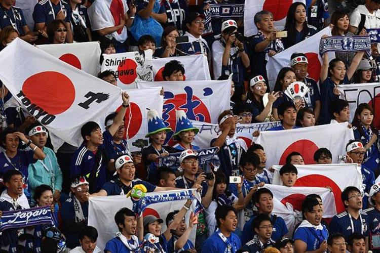 扔鸡蛋事件「丢鸡蛋PK热烈欢迎日本球迷满意度完胜韩国背后故事谁又知道」