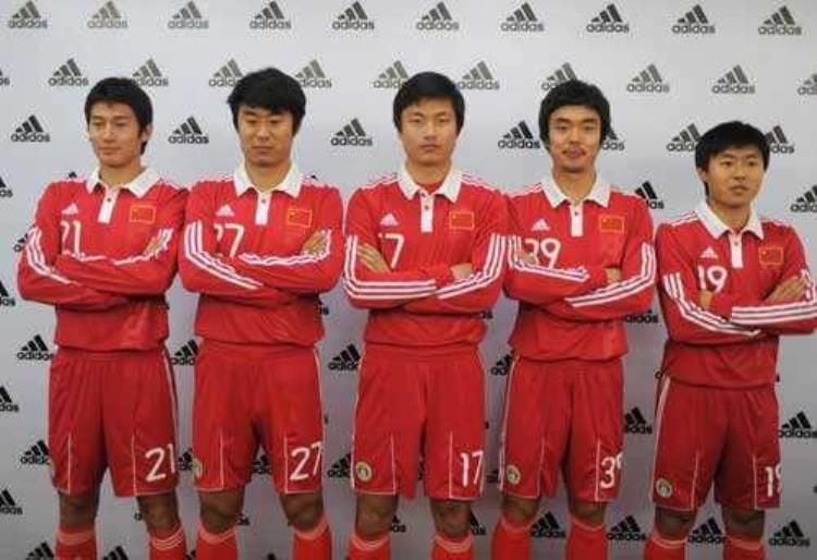 中国男足球服「中国男足穿什么球衣能出线阿迪达斯耐克还是茵宝彪马」