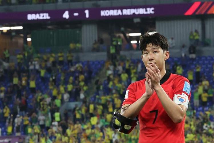 韩国球迷助威「惨败出局韩国媒体依然给球队送出赞誉走到这里就不容易了」