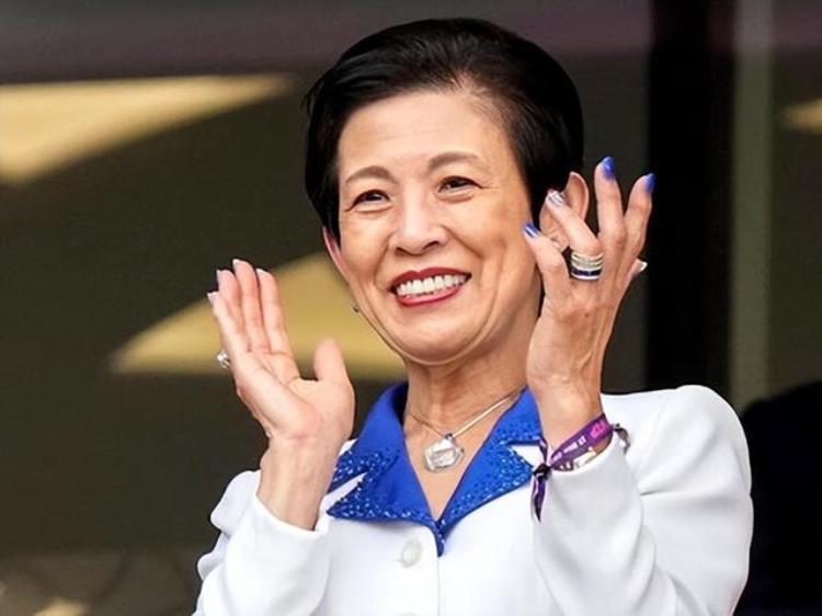 日本皇室久子王妃「日本皇室久子妃也去卡塔尔世界杯了蓝白配太飒皇室最潇洒女人」