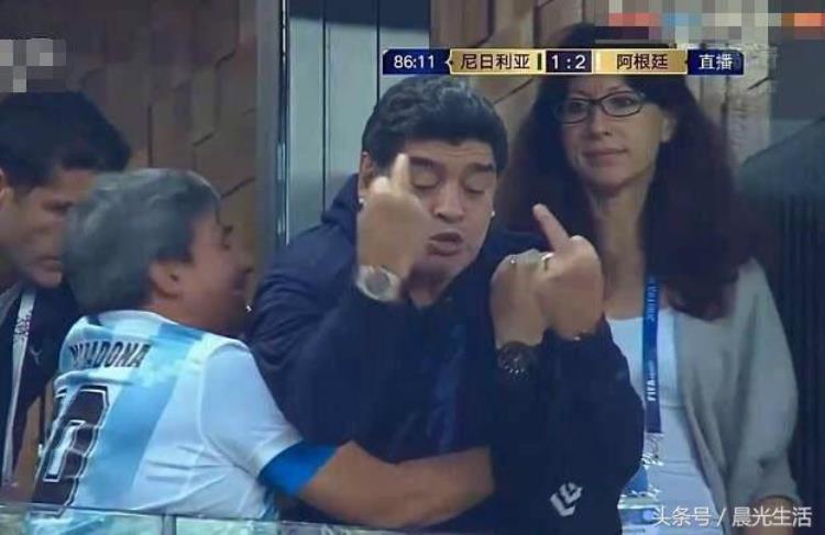 阿根廷球王马拉多纳上帝之手「世界杯阿根廷绝杀后球王马拉多纳竖中指发泄」