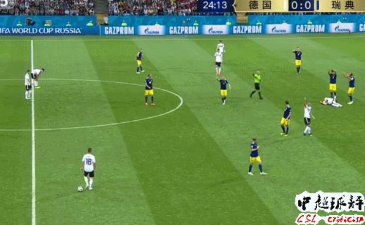 德国世界杯惨案球迷崩溃了「世界杯再现1重伤德国中场被踹中鼻子瞬间血流满面」