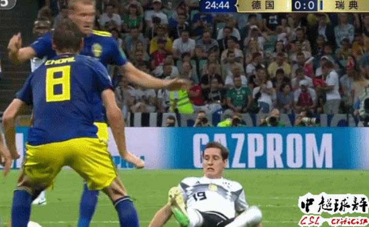 德国世界杯惨案球迷崩溃了「世界杯再现1重伤德国中场被踹中鼻子瞬间血流满面」