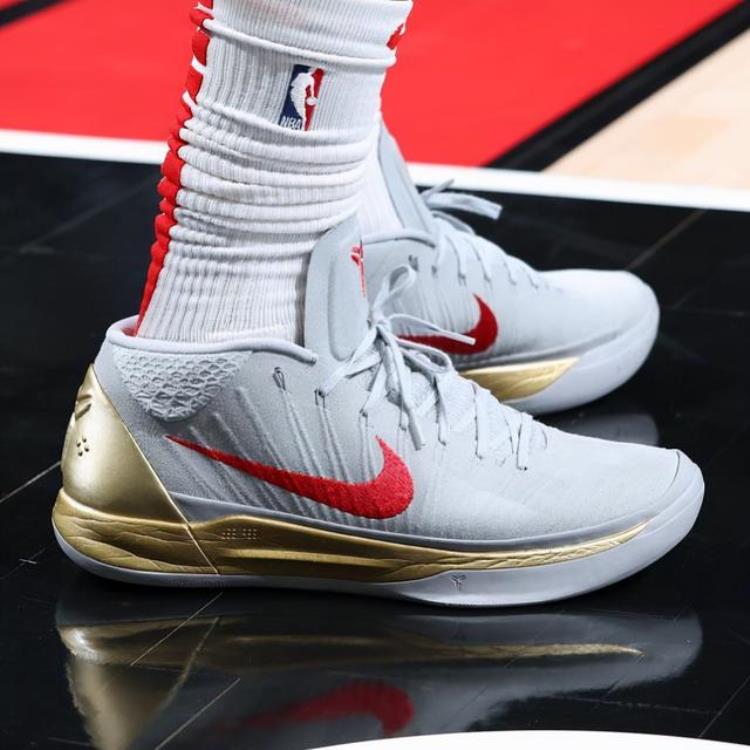 詹姆斯做客克利夫兰「3月22日NBA球鞋上脚詹姆斯重回克利夫兰塔克的鞋量实在太惊人」