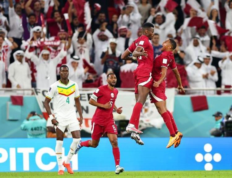 足球迷们都非常期待观看卡塔尔世界杯比赛「卡塔尔世界杯|妙语连珠足球的魅力在于永远可以期待下一场比赛」