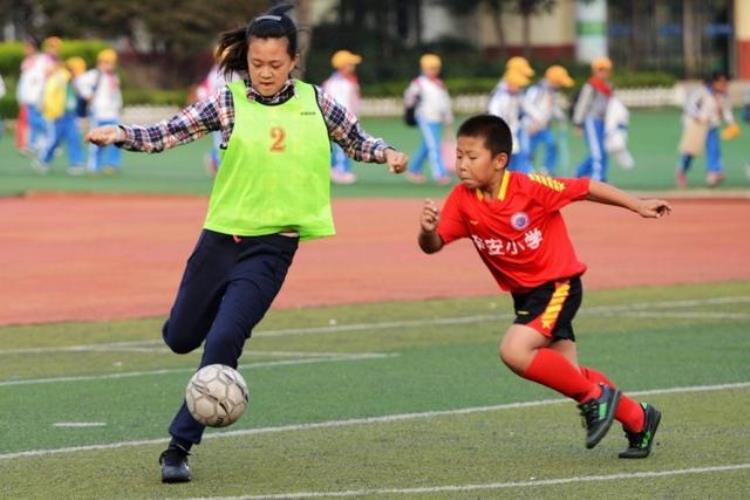 足球报青岛市长杯成举办时间最长校园联赛已实行升降级制度