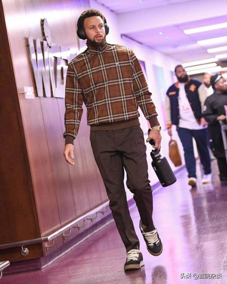 库里本赛季穿搭一览「NBA一周穿搭秀:库里4套look精致时髦吸睛还得是登哥」