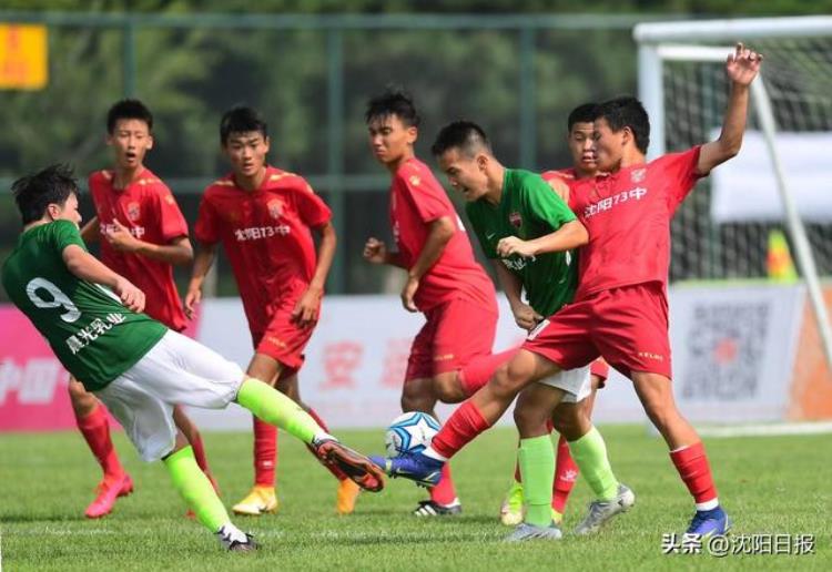 足球小将角逐绿茵场第一届中国青少年足球联赛正在沈阳进行