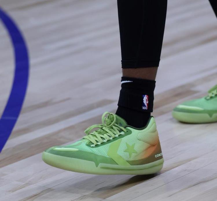 詹姆斯做客克利夫兰「3月22日NBA球鞋上脚詹姆斯重回克利夫兰塔克的鞋量实在太惊人」