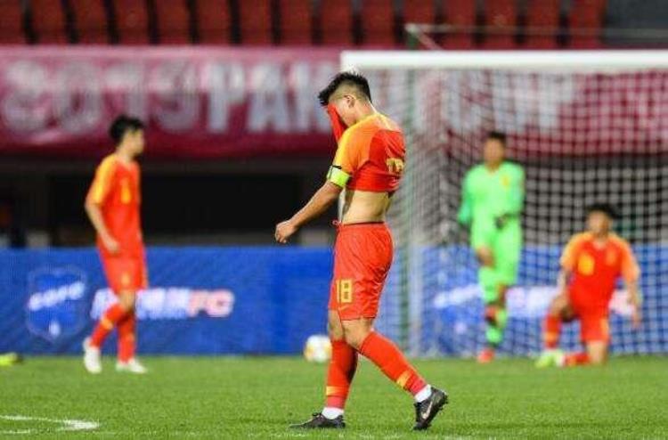 中国足球悲剧「中国足球再出丑闻豪言壮语今成笑柄尚未成功却先自甘堕落」