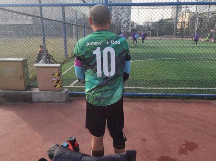 足球爸爸nba「老爸足球赛穿上印着孩子名字的球衣去做他们心中最闪耀的偶像」