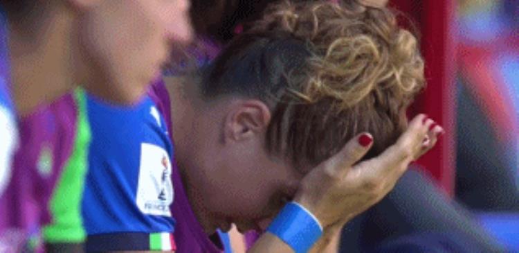 女足世界杯又1豪强出局比赛没结束就有球员崩溃痛哭
