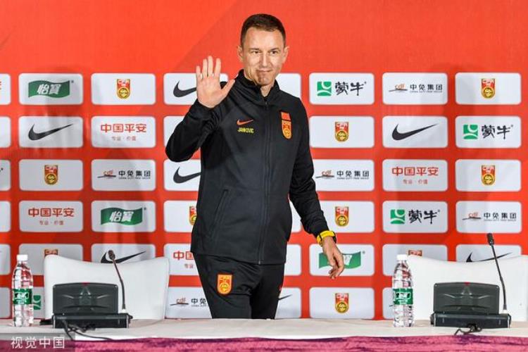 中国男足新帅正式亮相扬科维奇全力冲击2026年世界杯