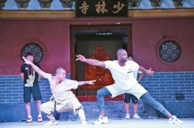 NBA巨星韦德空降郑州一日游学打少林拳称很酷