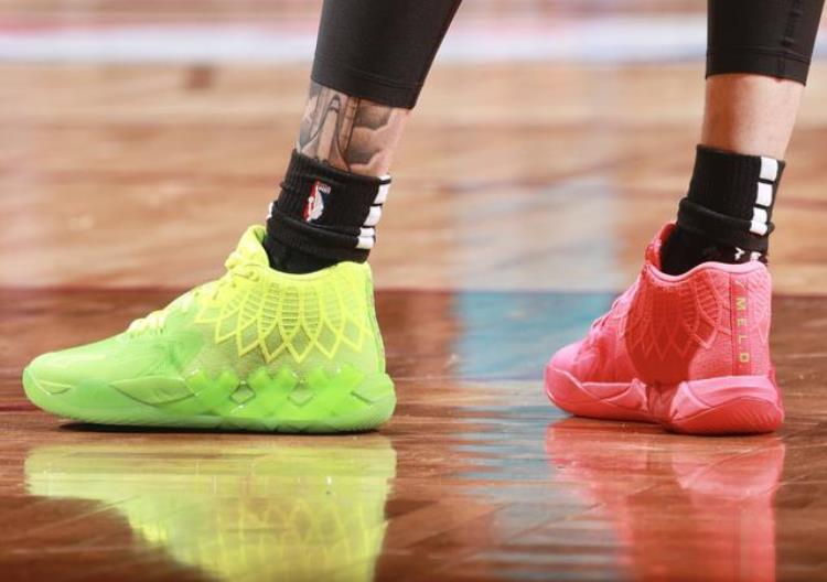 阿里纳斯签名篮球鞋「2月19日NBA球鞋上脚阿里纳斯签名鞋重出江湖伦纳德二代曝光」