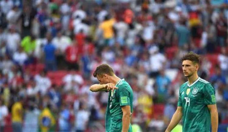 德国队淘汰,球迷失望「卫冕冠军德国队惨遭淘汰后各国反应亮了」