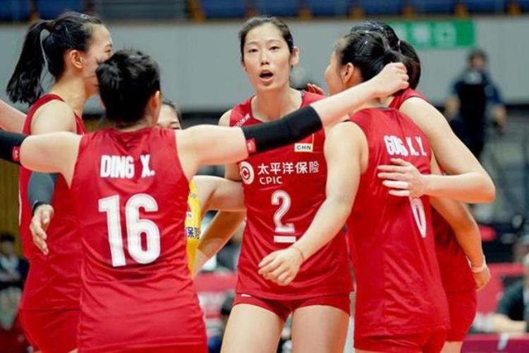 2021中国女排战胜巴西队「不容易中国女排32逆转战胜巴西队郎平场上一番话唤醒球员」