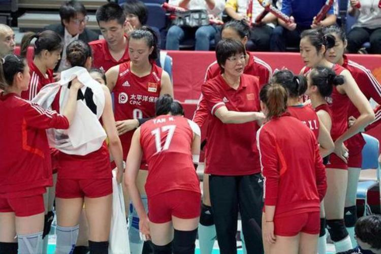2021中国女排战胜巴西队「不容易中国女排32逆转战胜巴西队郎平场上一番话唤醒球员」
