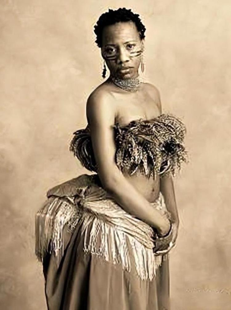 非洲女神巴特曼照片「南非女孩巴特曼:因巨臀被白人骗至欧洲卖艺,死后成标本展览200年」