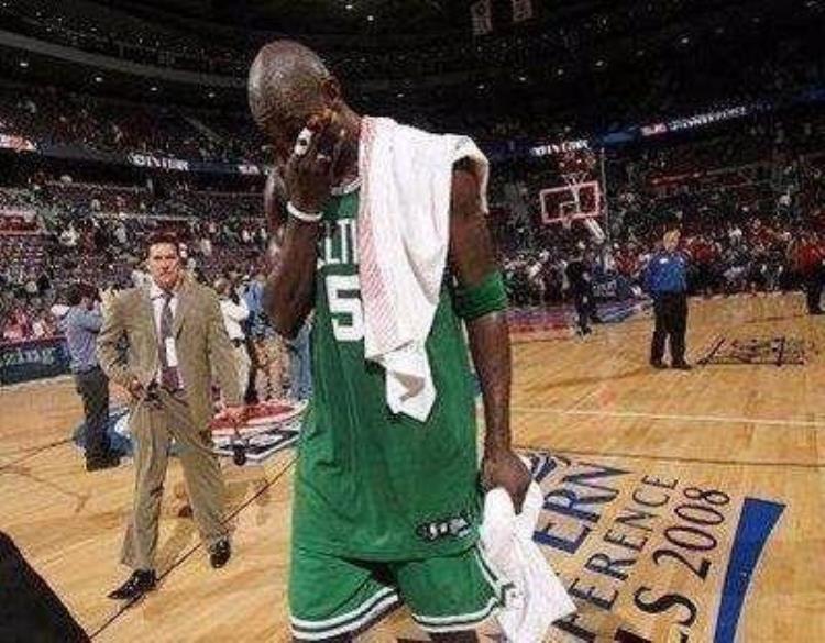 乔丹抱着冠军奖杯哭「NBA巨星夺冠后落泪的5个场面乔丹抱着奖杯大哭狼王流下英雄泪」