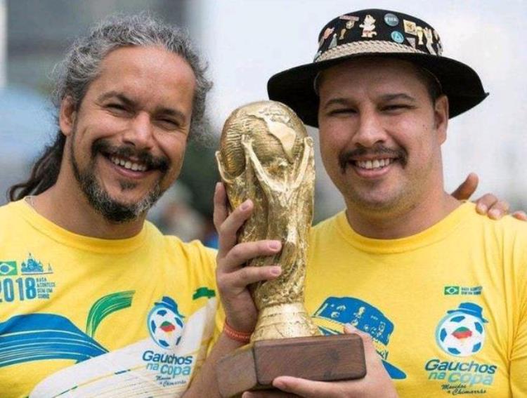 世界杯悲情时刻4年前巴西老人抱金杯痛哭如今儿子也心碎了