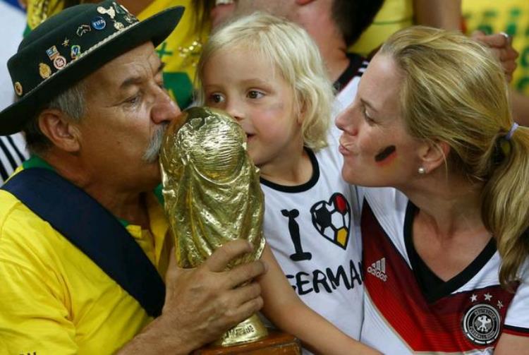 世界杯悲情时刻4年前巴西老人抱金杯痛哭如今儿子也心碎了
