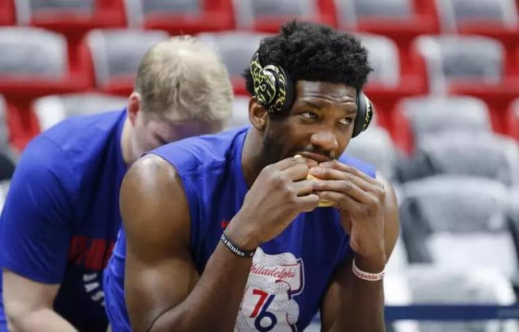 nba球员吃薯片「NBA球员饮食都高度自律猜猜赛前大吃垃圾食品的巨星都有谁」