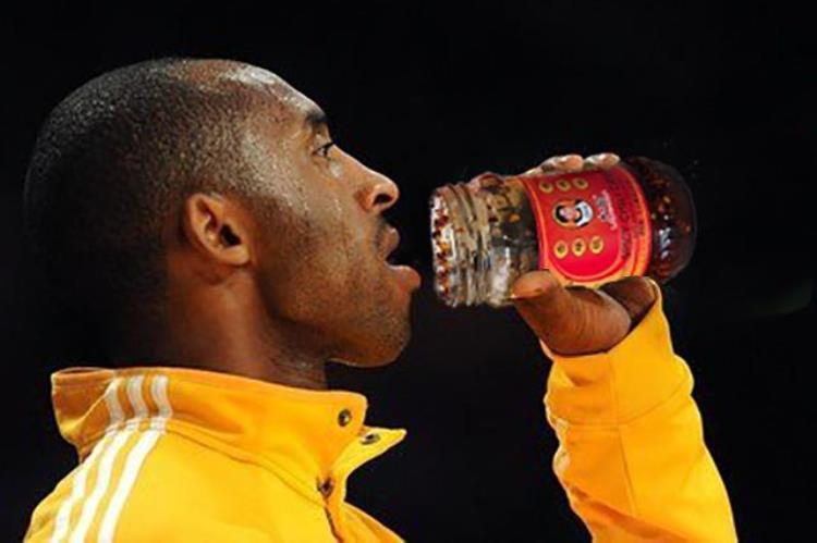 姚明喝饮料「当NBA球星喝上老干妈姚明一脸享受詹姆斯小心翼翼」