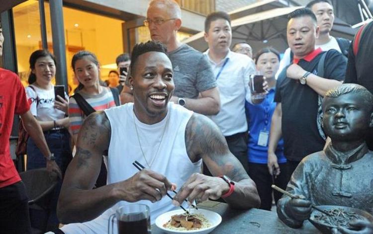 nba球星喜欢吃中国菜「NBA球员也爱吃中国美食马布里大口吃整只烤鸭霍华德街头吃面」