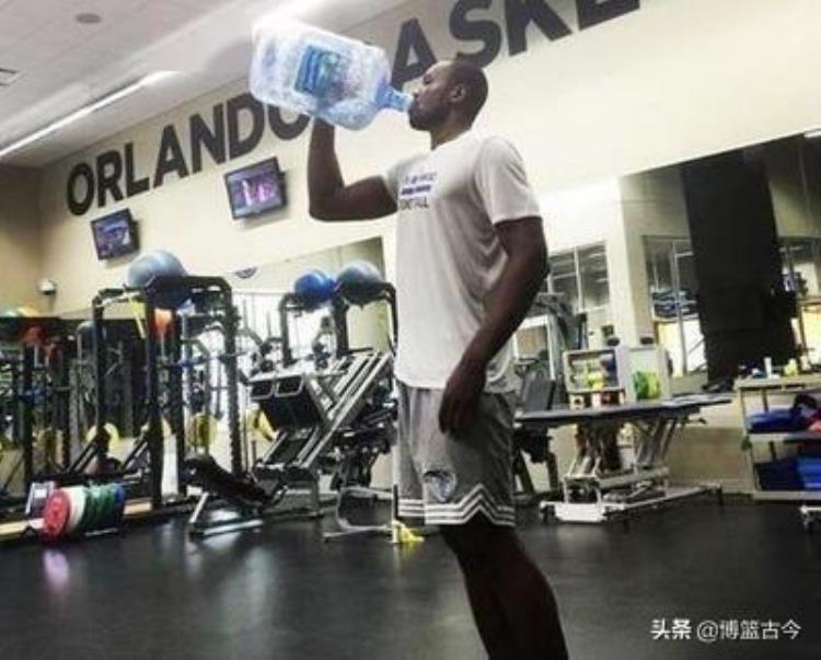 博班和姚明合影照「NBA巨人身材的烦恼博班无法使用手机姚明开会只能坐角落」