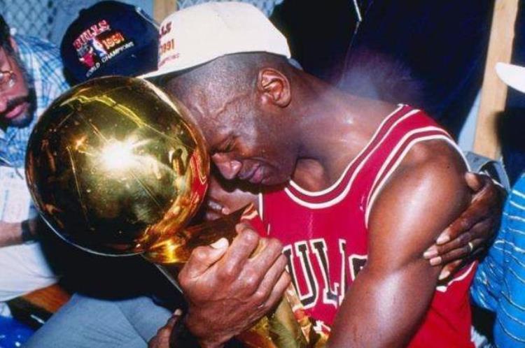 NBA巨星夺冠后落泪的5个场面乔丹抱着奖杯大哭狼王流下英雄泪