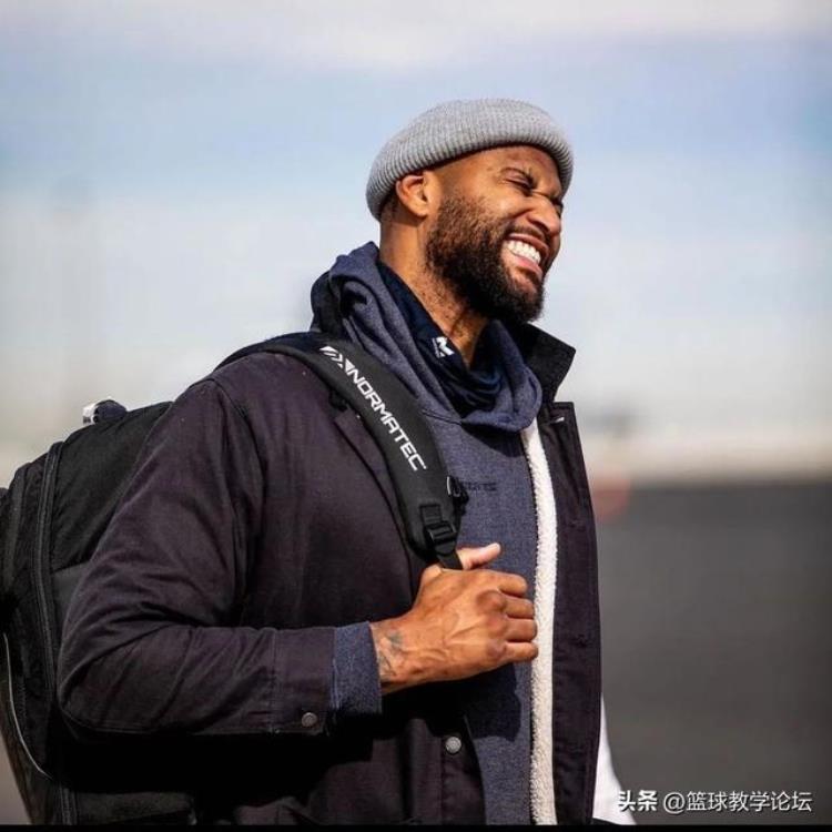 考辛斯加入cba「恭喜考辛斯终于签约了自称是NBA第三中锋」