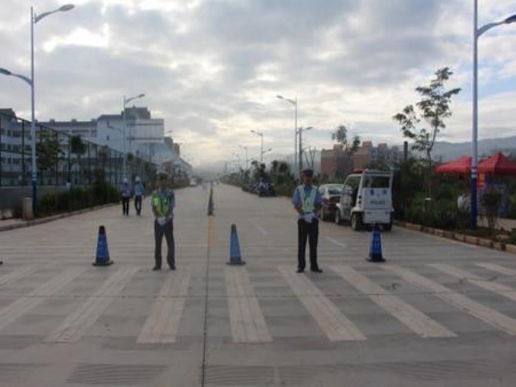 勐海交警圆满完成2016年勐海中小学生足球赛道路交通安保工作