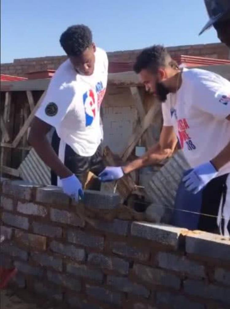 nba中的非洲球员「NBA球星非洲之旅秒变农工恩比德搬砖麦基砌墙」