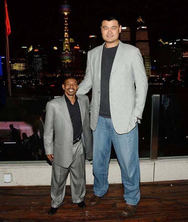 nba 最矮的人「身高1米六的NBA最矮球员打路人王会不会被帽哭」