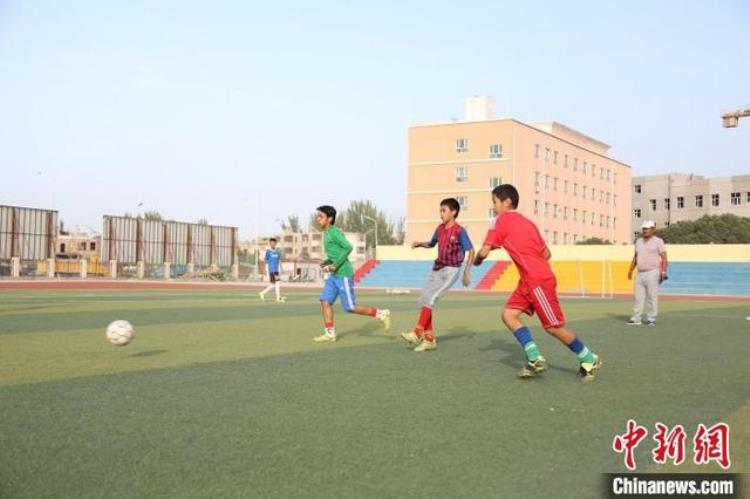 喀什踢足球的地方,新疆喀什 足球