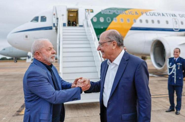 巴西总统飞机「巴西总统专机在夜色中抵达上海和平与发展的大势美国拦不住」