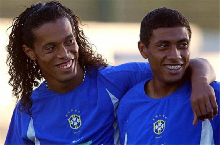 卡卡过曼联后卫「从巴西主力到曼联替补中场悍将跟卡卡同人不同命被小罗放鸽子」