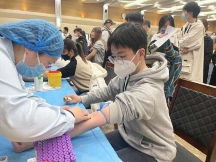 天津一学校师生坚持21年捐献造血干细胞今年每2名新生中就有1人捐献