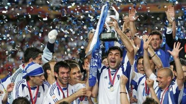 欧洲杯冠军回顾2004年一个黑马狂奔的年份