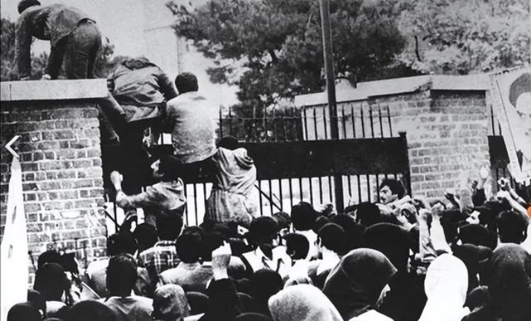 伊朗扣押美国大使馆事件「79年伊朗攻占美国大使馆扣押52名人质当筹码美特种兵营救失败」