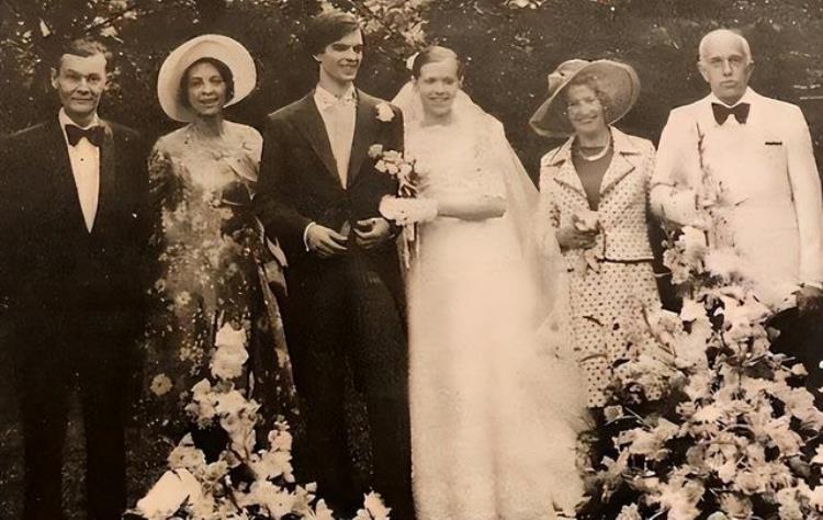 法国总统马克龙结婚照大24岁老婆穿白裙惊艳牵着孙女的手出场