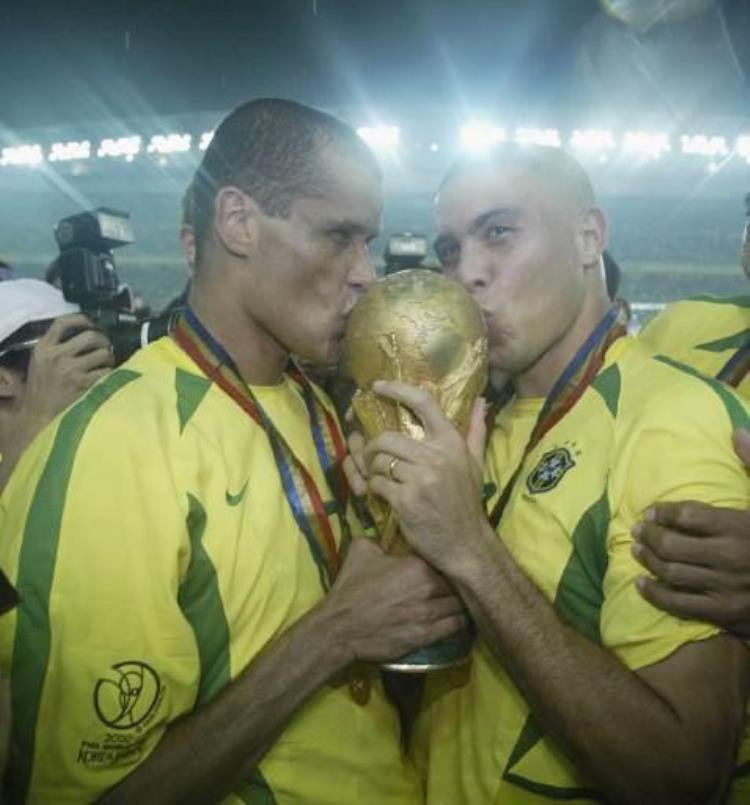 罗纳尔多和里瓦尔多谁厉害,2002世界杯巴西罗纳尔多进第一球