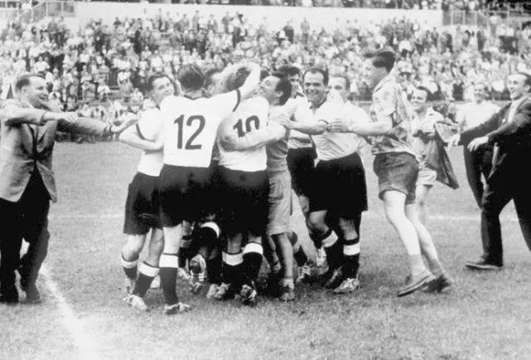 1954年世界杯纪录片「世界杯记忆第五集一座城一双鞋一架战车1954年第五届世界杯」