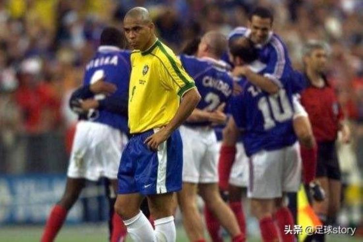 重述历史1998年世界杯的巴西队罗纳尔多一个人的巴西队