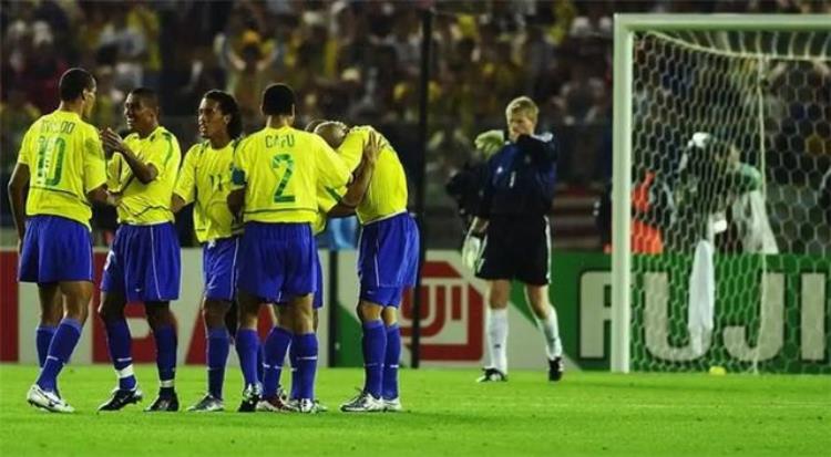 卡卡过曼联后卫「从巴西主力到曼联替补中场悍将跟卡卡同人不同命被小罗放鸽子」