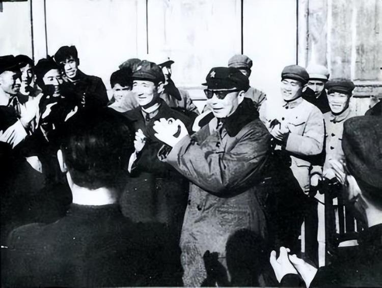 1960年林彪视察兰州在人群中看到一熟人露出笑脸你怎么在这
