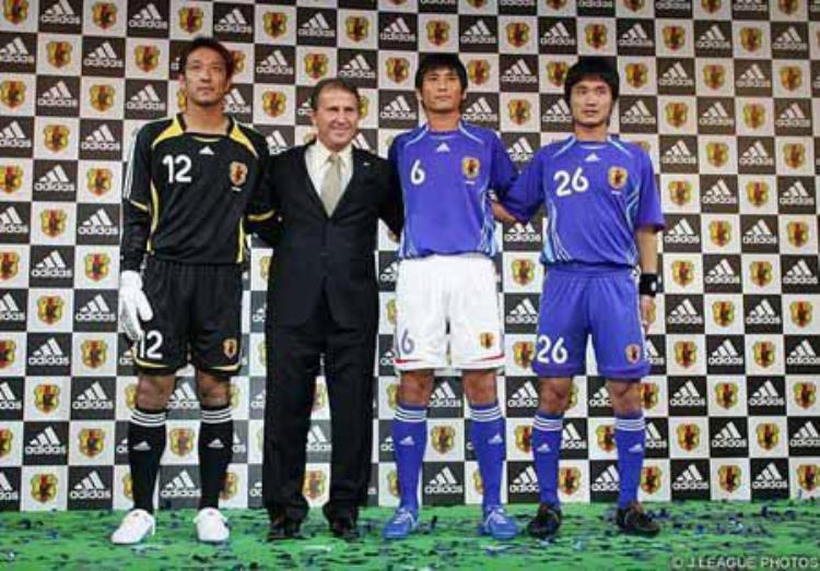 日本球员在意甲「日本男足球衣被炮轰像军服98火焰版最经典02意大利战袍最完美」