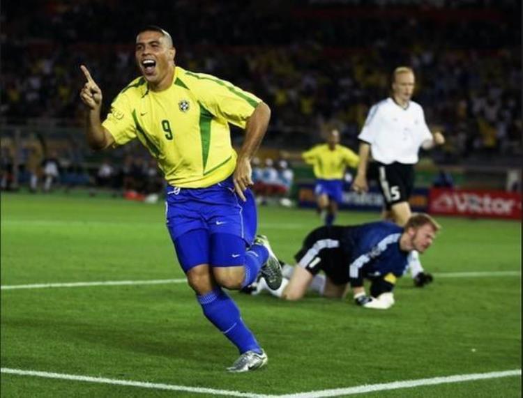 02年世界杯巴西夺冠阵容「世界杯智回忆02年的今天巴西加冕五星大罗阿福头你还记得吗」