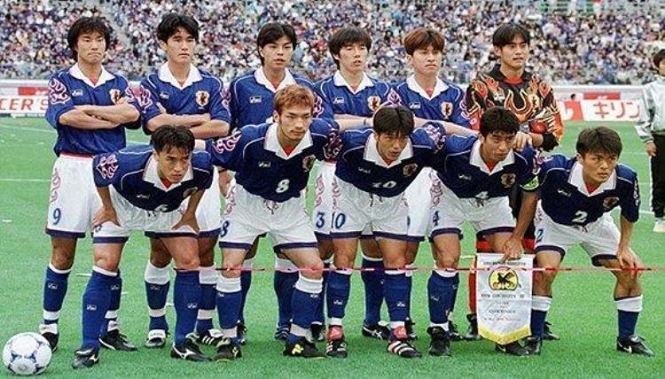 日本球员在意甲「日本男足球衣被炮轰像军服98火焰版最经典02意大利战袍最完美」